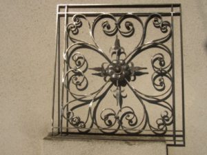 kovová ornamentální mříž