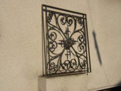 ornamentální kovová mříž