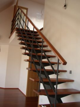 schodiště ze dřeva a kovu